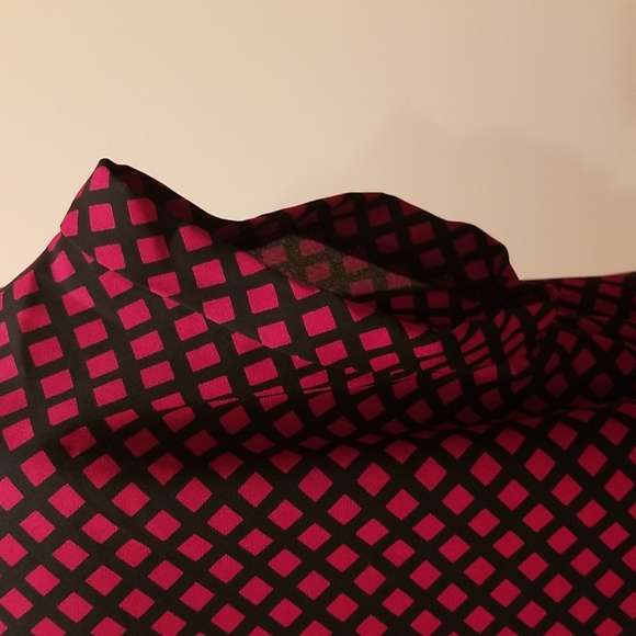 Pleione Short Sleeve Blouse with red pattern, size XS - Picture 5 of 13